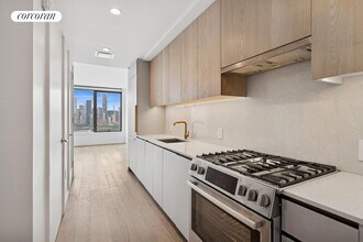 3 Ct Square W in Queens, NY - Building Photo - Building Photo