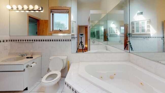 60 Central Pky, Unit 2nd 3rd Floor in Huntington, NY - Building Photo - Building Photo