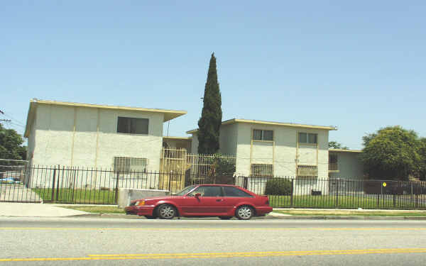 355 E 120th St in Los Angeles, CA - Building Photo