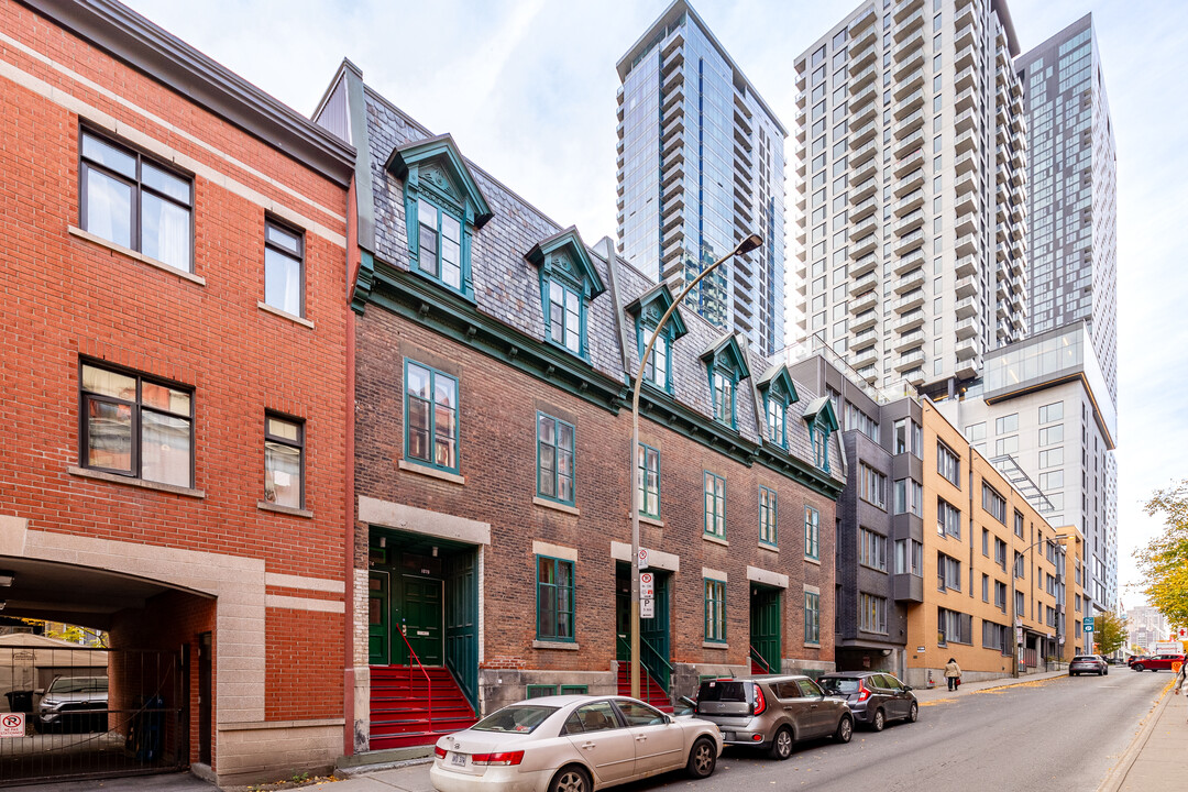 1074-1084 Jeanne-Mance Rue in Montréal, QC - Building Photo