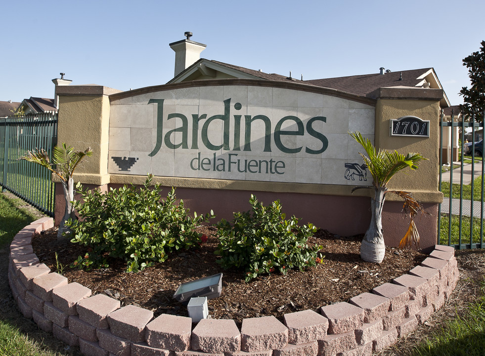 Jardines De La Fuente in Pharr, TX - Foto de edificio