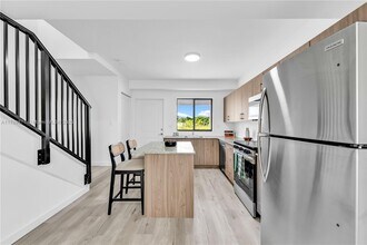 155 NW 160th St in Miami, FL - Foto de edificio - Building Photo
