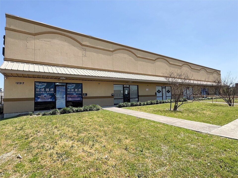 12317 Bellaire Blvd in Houston, TX - Building Photo