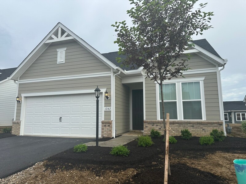 1242 Fairstone Dr in Lewis Center, OH - Building Photo