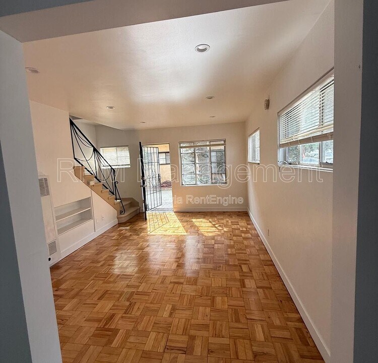 14522 Gault St in Los Angeles, CA - Building Photo