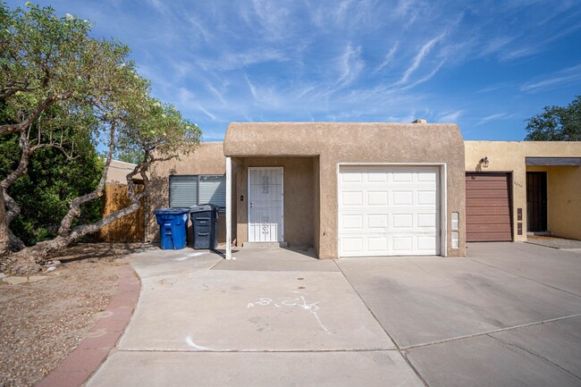 6063 Redlands Rd NW in Albuquerque, NM - Foto de edificio - Building Photo