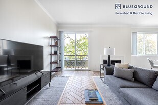 467 Arnaz Dr in Los Angeles, CA - Building Photo