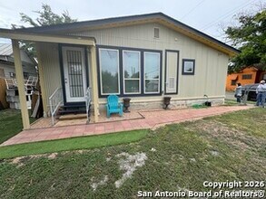 1902 Buena Vista St in San Antonio, TX - Building Photo - Building Photo