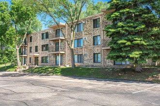 Cedar Valley Apartments in Apple Valley, MN - Foto de edificio - Building Photo