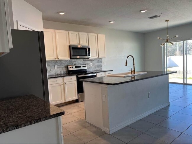 1703 Johnson Pointe Dr in Plant City, FL - Building Photo - Building Photo