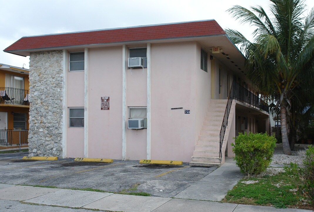 Llanes Apartments in Miami, FL - Building Photo