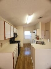 9999 Summerbreeze Dr in Sunrise, FL - Building Photo - Building Photo