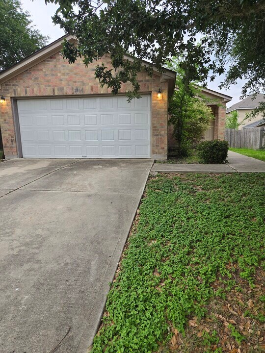 210 Calixto Ct in San Marcos, TX - Building Photo