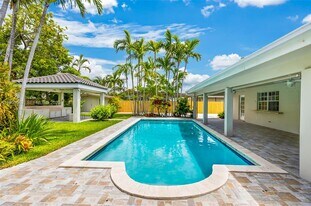 13820 SW 82nd Ave in Palmetto Bay, FL - Building Photo