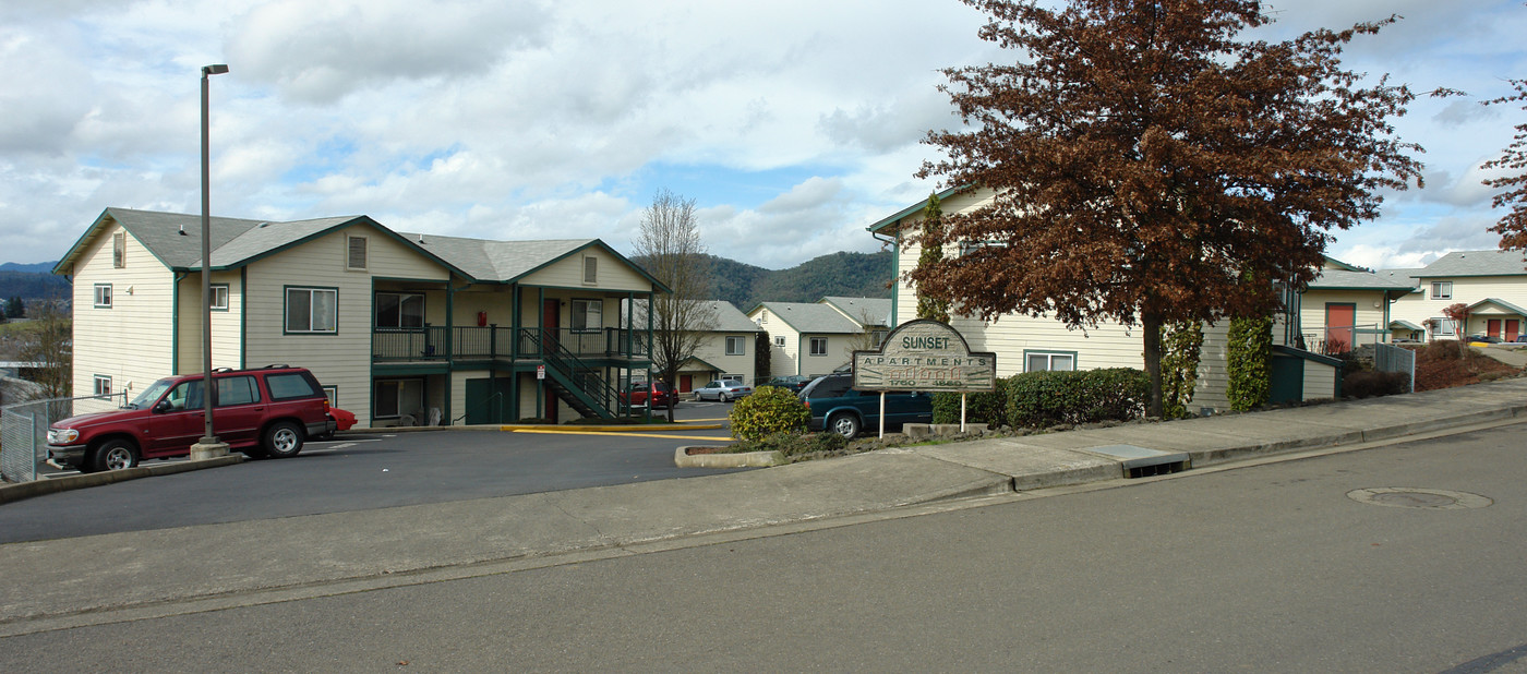 Sunset Apartments in Roseburg, OR - Building Photo