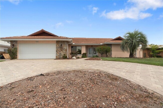 5008 S Shore Dr in New Port Richey, FL - Foto de edificio - Building Photo