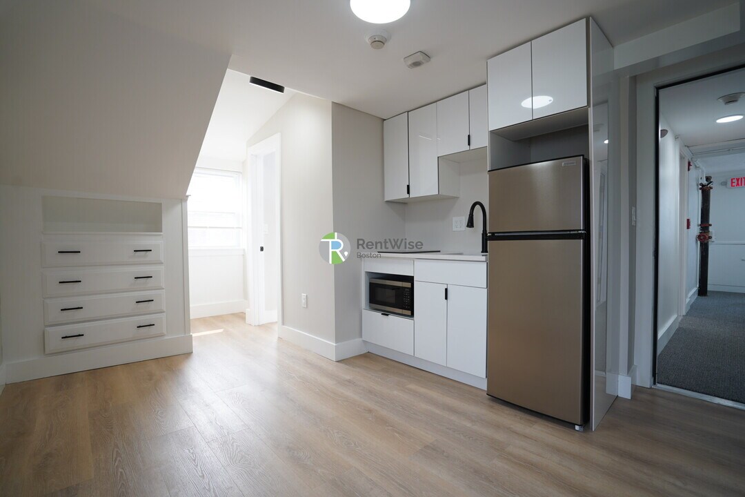 142 Dorchester St in Boston, MA - Building Photo