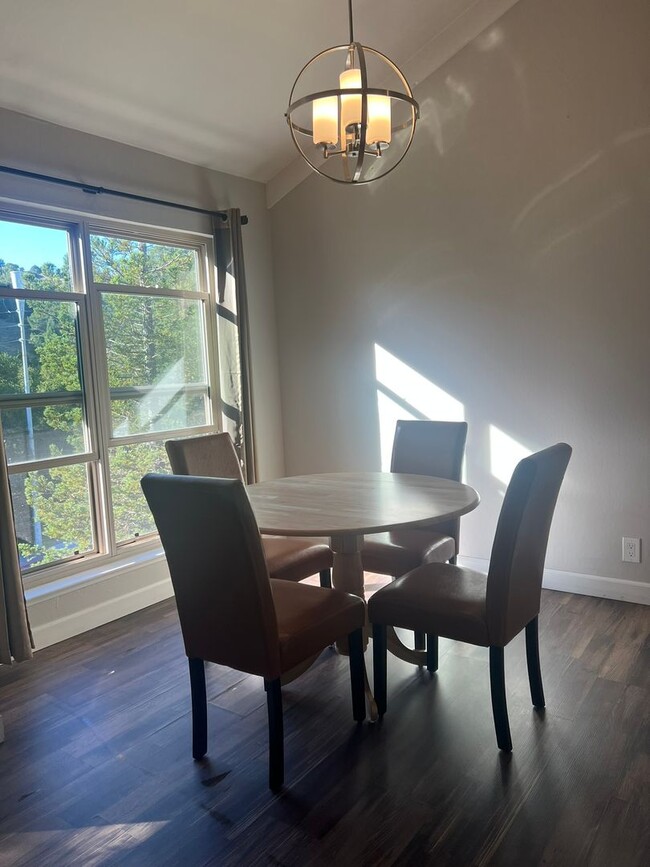 2067 Ascot Dr in Moraga, CA - Foto de edificio - Building Photo