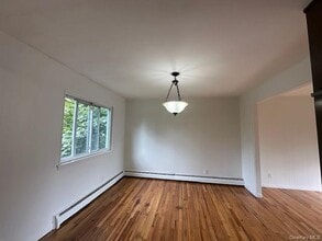 6 Finch Pl in Huntington, NY - Building Photo - Building Photo