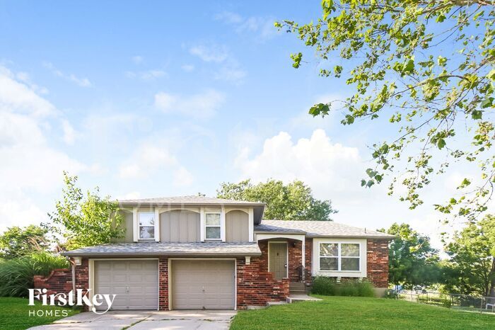 4501 NW Amesbury Pl in Blue Springs, MO - Building Photo