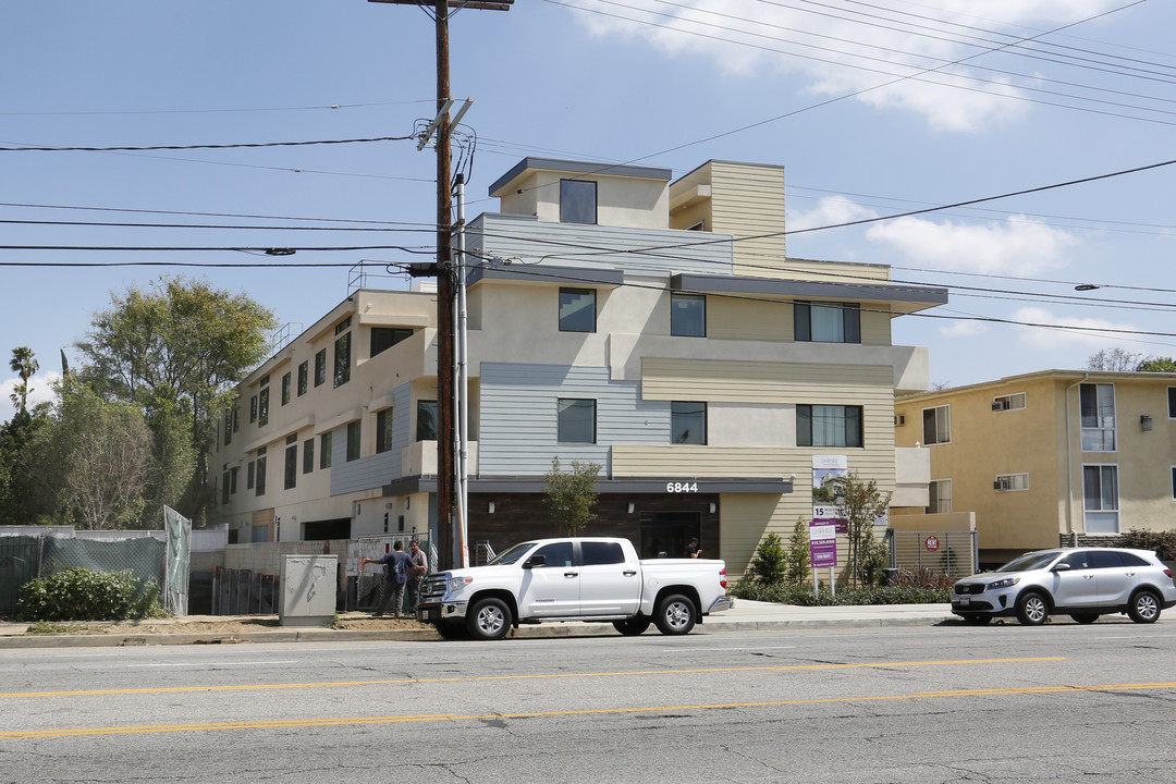 6844 Woodman Ave in Van Nuys, CA - Building Photo