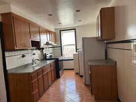 4 Edison Ave in Bronx, NY - Building Photo