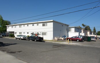 Ashland Ave Apartments in Simi Valley, CA - Foto de edificio - Building Photo
