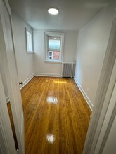 2405 Queen St E in Toronto, ON - Building Photo - Building Photo