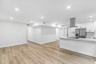 1310 S Barrington Ave in Los Angeles, CA - Building Photo - Building Photo