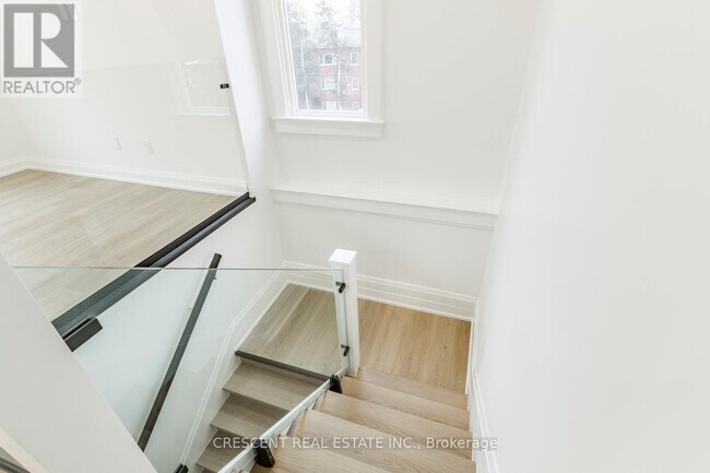 180 Queens Dr in Toronto, ON - Building Photo - Building Photo