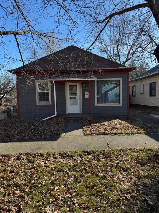 2207 Cedar St in La Grande, OR - Building Photo