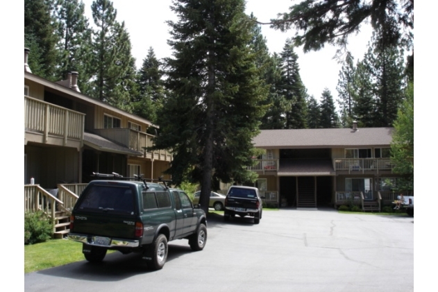 570 Village Rd in Tahoe City, CA - Foto de edificio