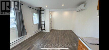 4992 Mcrae St in Niagara Falls, ON - Foto de edificio - Building Photo