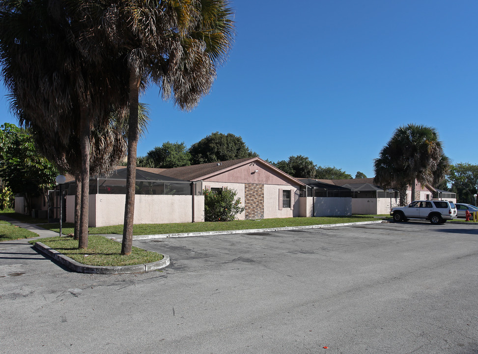 Cherry Point Villas in West Palm Beach, FL - Building Photo