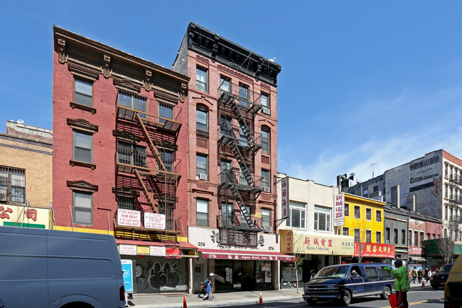 276 Grand St in New York, NY - Building Photo - Building Photo