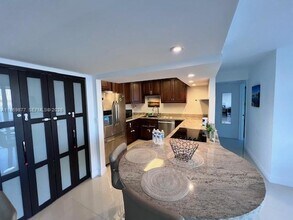 16570 NE 26th Ave in North Miami Beach, FL - Foto de edificio - Building Photo