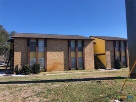 903 S Magnolia Ave, Unit 11 in Luling, TX - Building Photo