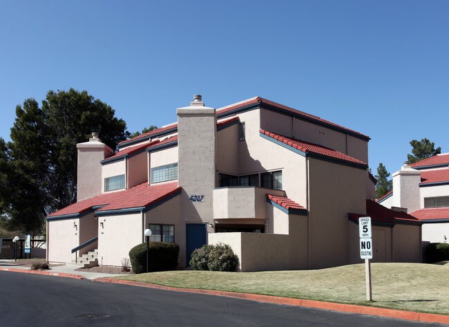 River Grove Condominiums in Tucson, AZ - Foto de edificio - Building Photo