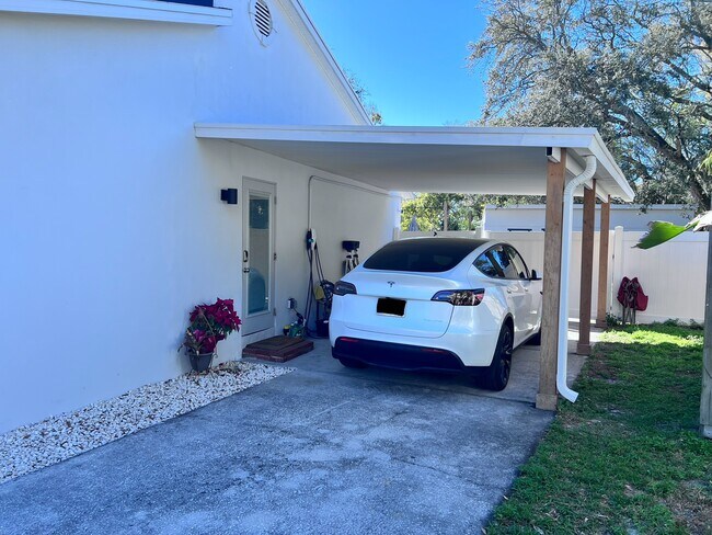 4724 W Tambay Ave in Tampa, FL - Foto de edificio - Building Photo