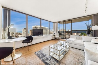 1355 N Sandburg Terrace in Chicago, IL - Building Photo - Building Photo