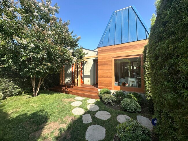 1076 Nowita Pl in Los Angeles, CA - Building Photo - Building Photo