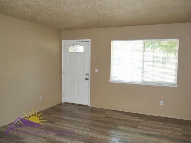 2801 Lerwick Rd in Sacramento, CA - Building Photo - Building Photo