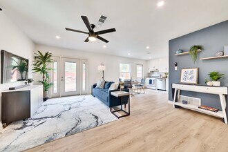 2102 Bristol Dr in Austin, TX - Building Photo - Building Photo