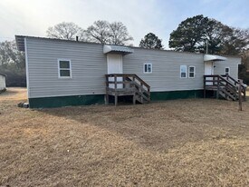 376 Hines Rd in Hogansville, GA - Building Photo