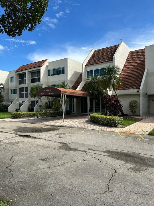 100 Lakeview Dr in Weston, FL - Building Photo