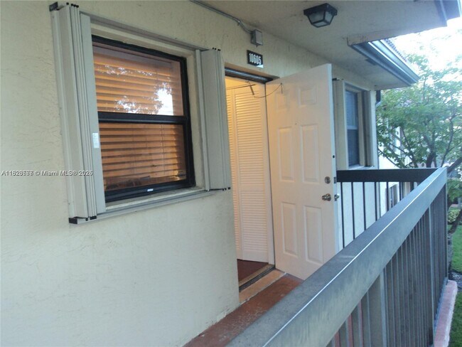 10605 NW 11th St in Pembroke Pines, FL - Building Photo - Building Photo