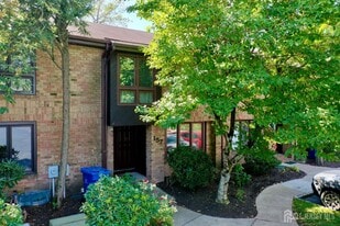 157 Willowbrook Dr in North Brunswick, NJ - Building Photo