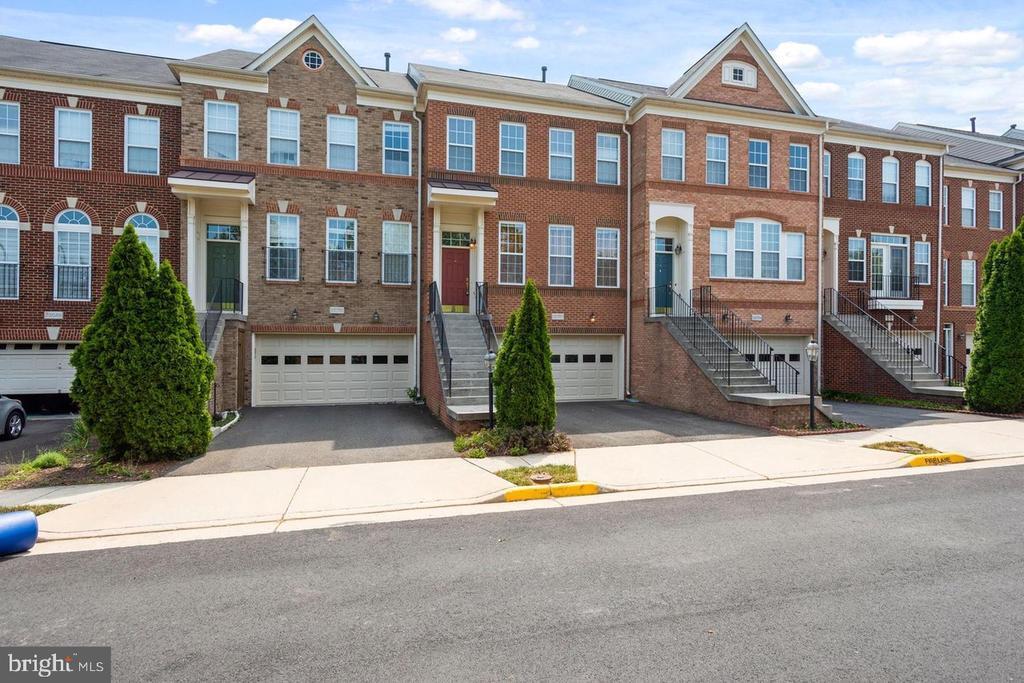 22052 Dilworth Square in Broadlands, VA - Building Photo