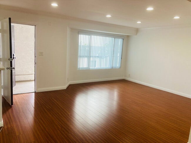 924 Gaviota Ave in Long Beach, CA - Foto de edificio - Building Photo
