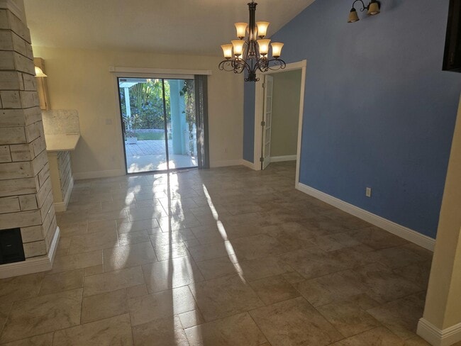 142 Queens Ln in Royal Palm Beach, FL - Foto de edificio - Building Photo